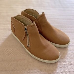 Ecco leather zip up sneakers. Size 39 (8-8.5)